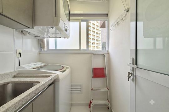 Apartamento mobiliado com 2 quartos e varanda para comprar. Aceitam animais de estimação. — Área de Serviço