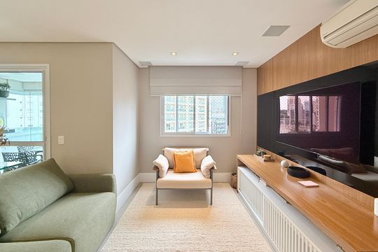 Apartamento mobiliado com 2 quartos e varanda para comprar. Aceitam animais de estimação. — Sala