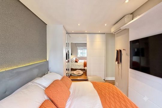 Apartamento mobiliado com 2 quartos e varanda para comprar. Aceitam animais de estimação. — Suíte 2