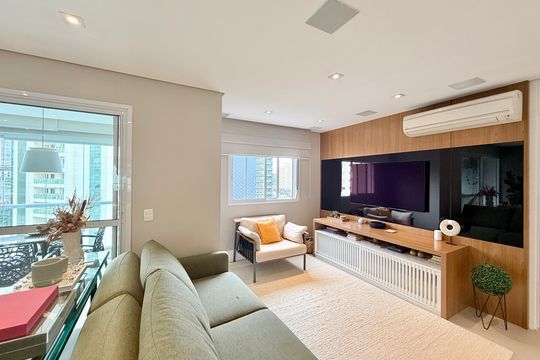 Apartamento mobiliado com 2 quartos e varanda para comprar. Aceitam animais de estimação. — Sala