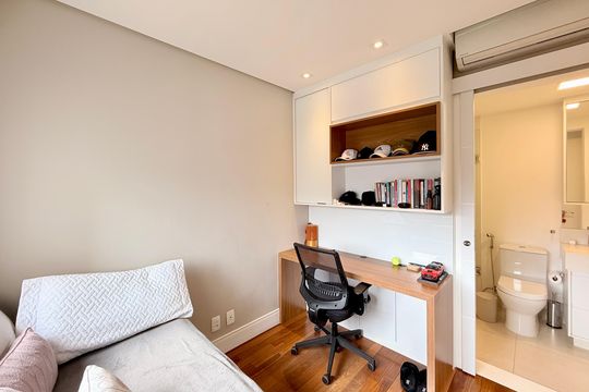 Apartamento mobiliado com 2 quartos e varanda para comprar. Aceitam animais de estimação. — Suíte 1