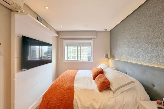 Apartamento mobiliado com 2 quartos e varanda para comprar. Aceitam animais de estimação. — Suíte 2