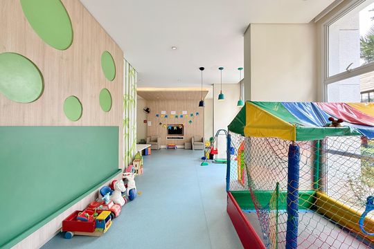 Apartamento mobiliado com 2 quartos e varanda para comprar. Aceitam animais de estimação. — Brinquedoteca