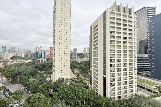 Apartamento mobiliado com 2 quartos e varanda para comprar. Aceitam animais de estimação. — Vista