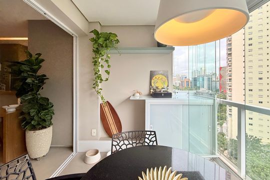 Apartamento mobiliado com 2 quartos e varanda para comprar. Aceitam animais de estimação. — Sacada
