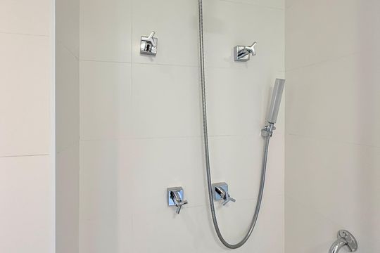 Apartamento mobiliado com 2 quartos e varanda para comprar. Aceitam animais de estimação. — Banheiro Suíte 1