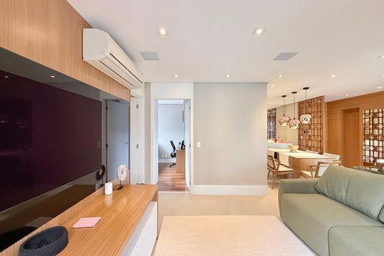 Apartamento mobiliado com 2 quartos e varanda para comprar. Aceitam animais de estimação. — Sala