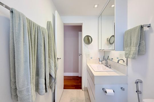 Apartamento mobiliado com 2 quartos e varanda para comprar. Aceitam animais de estimação. — Banheiro Suíte 2
