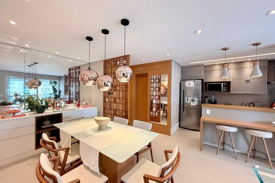 Apartamento mobiliado com 2 quartos e varanda para comprar. Aceitam animais de estimação. — Sala