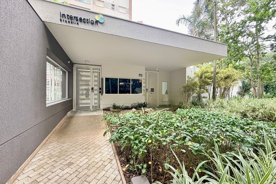 Apartamento mobiliado com 2 quartos e varanda para comprar. Aceitam animais de estimação. — Fachada