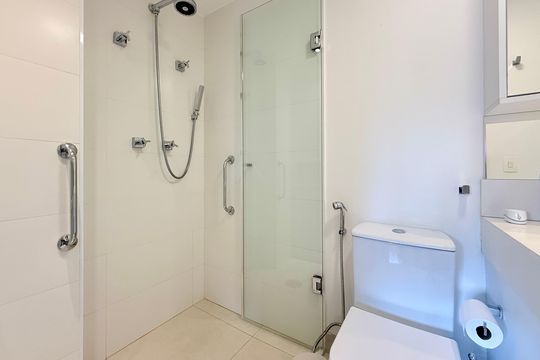 Apartamento mobiliado com 2 quartos e varanda para comprar. Aceitam animais de estimação. — Banheiro Suíte 1