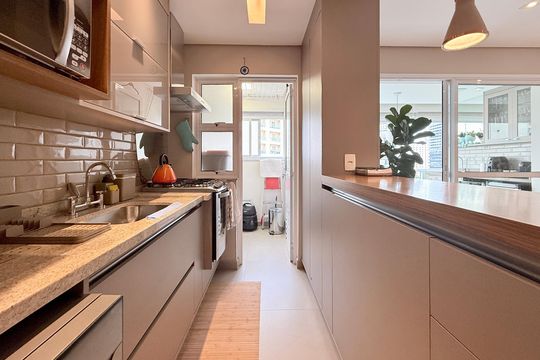 Apartamento mobiliado com 2 quartos e varanda para comprar. Aceitam animais de estimação. — Cozinha