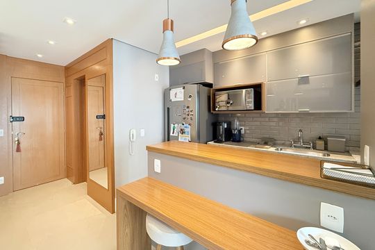 Apartamento mobiliado com 2 quartos e varanda para comprar. Aceitam animais de estimação. — Cozinha