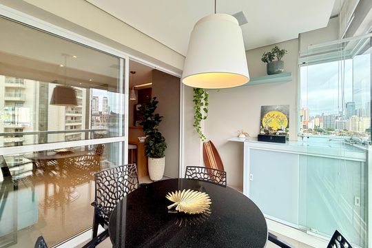 Apartamento mobiliado com 2 quartos e varanda para comprar. Aceitam animais de estimação. — Sacada