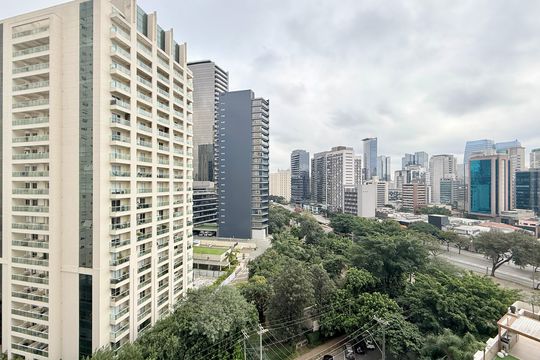Apartamento mobiliado com 2 quartos e varanda para comprar. Aceitam animais de estimação. — Vista