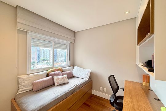 Apartamento mobiliado com 2 quartos e varanda para comprar. Aceitam animais de estimação. — Suíte 1