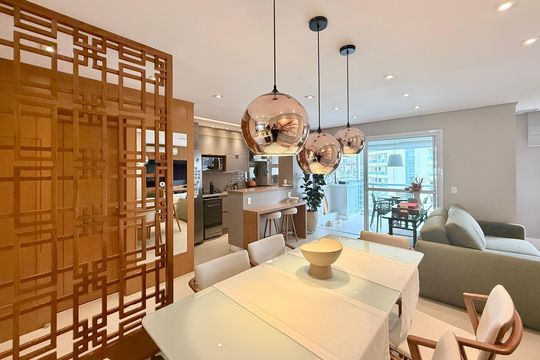 Apartamento mobiliado com 2 quartos e varanda para comprar. Aceitam animais de estimação. — Sala