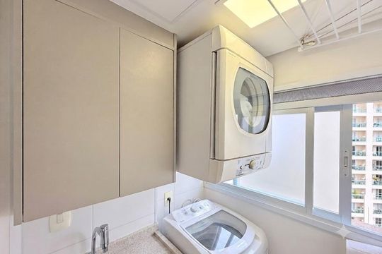 Apartamento mobiliado com 2 quartos e varanda para comprar. Aceitam animais de estimação. — Área de Serviço