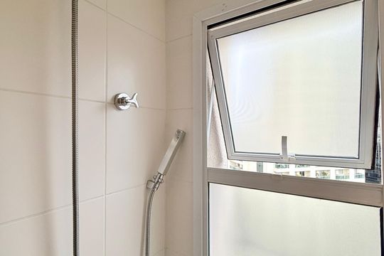 Apartamento mobiliado com 2 quartos e varanda para comprar. Aceitam animais de estimação. — Banheiro Suíte 2
