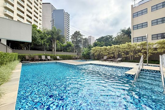 Apartamento mobiliado com 2 quartos e varanda para comprar. Aceitam animais de estimação. — Piscina