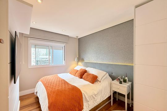 Apartamento mobiliado com 2 quartos e varanda para comprar. Aceitam animais de estimação. — Suíte 2