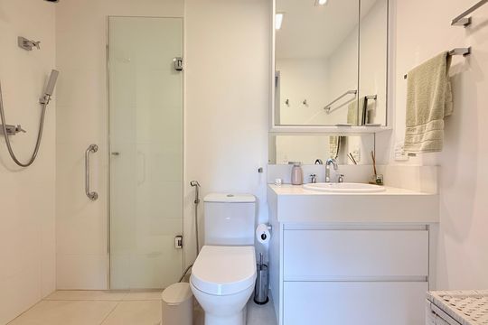 Apartamento mobiliado com 2 quartos e varanda para comprar. Aceitam animais de estimação. — Banheiro Suíte 1