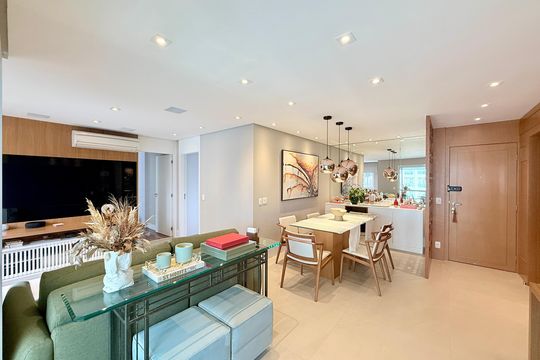 Apartamento mobiliado com 2 quartos e varanda para comprar. Aceitam animais de estimação. — Sala