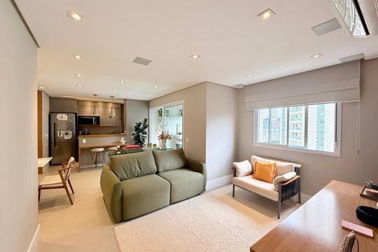 Apartamento mobiliado com 2 quartos e varanda para comprar. Aceitam animais de estimação. — Sala