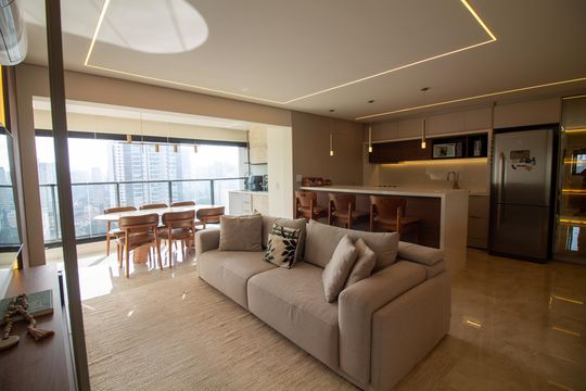 Apartamento mobiliado com 2 quartos e churrasqueira. Compra ideal com churrasqueira no condomínio. — Sala