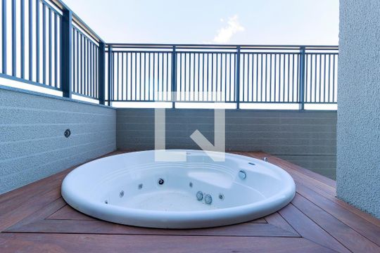 Apartamento mobiliado com 2 quartos e churrasqueira. Compra ideal com churrasqueira no condomínio. — Área comum - Hidromassagem