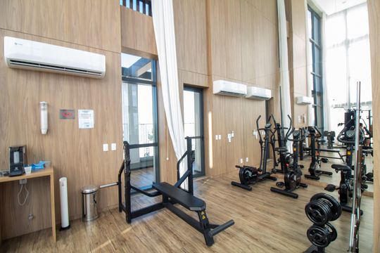 Apartamento mobiliado com 2 quartos e churrasqueira. Compra ideal com churrasqueira no condomínio. — Área comum - Academia