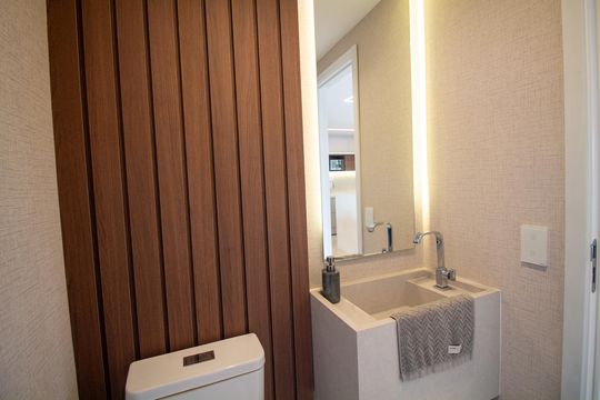 Apartamento mobiliado com 2 quartos e churrasqueira. Compra ideal com churrasqueira no condomínio. — Lavabo