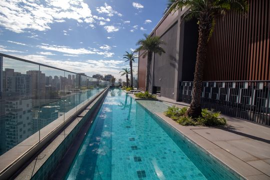 Apartamento mobiliado com 2 quartos e churrasqueira. Compra ideal com churrasqueira no condomínio. — Área comum - Piscina