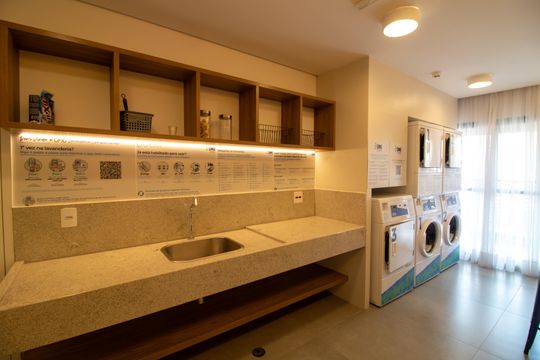 Apartamento mobiliado com 2 quartos e churrasqueira. Compra ideal com churrasqueira no condomínio. — Área comum - Lavanderia