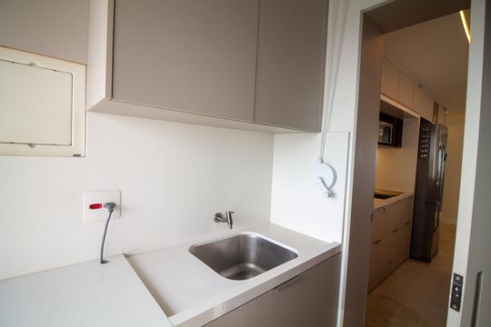Apartamento mobiliado com 2 quartos e churrasqueira. Compra ideal com churrasqueira no condomínio. — Área de Serviço
