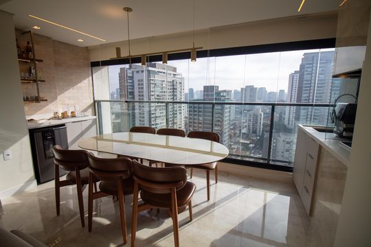 Apartamento mobiliado com 2 quartos e churrasqueira. Compra ideal com churrasqueira no condomínio. — Sala de Jantar
