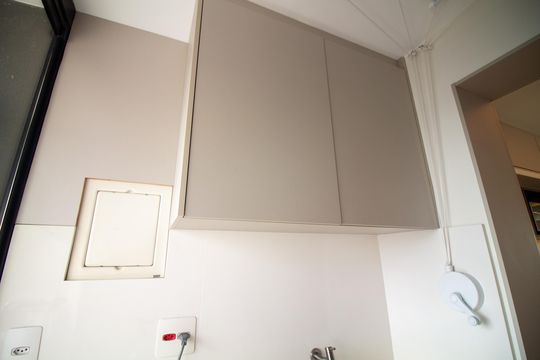 Apartamento mobiliado com 2 quartos e churrasqueira. Compra ideal com churrasqueira no condomínio. — Área de Serviço