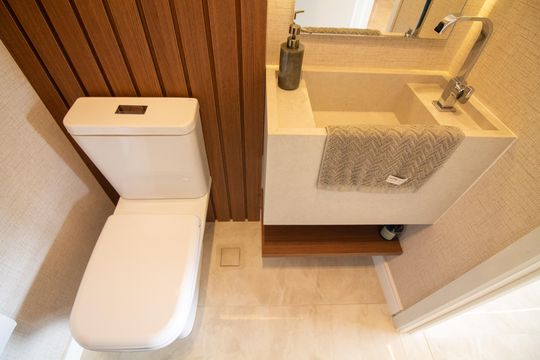 Apartamento mobiliado com 2 quartos e churrasqueira. Compra ideal com churrasqueira no condomínio. — Lavabo