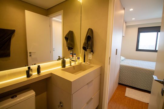 Apartamento mobiliado com 2 quartos e churrasqueira. Compra ideal com churrasqueira no condomínio. — Banheiro da Suíte 1