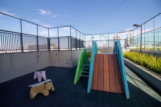 Apartamento mobiliado com 2 quartos e churrasqueira. Compra ideal com churrasqueira no condomínio. — Área comum - Playground