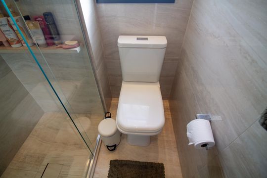 Apartamento mobiliado com 2 quartos e churrasqueira. Compra ideal com churrasqueira no condomínio. — Banheiro da Suíte 2