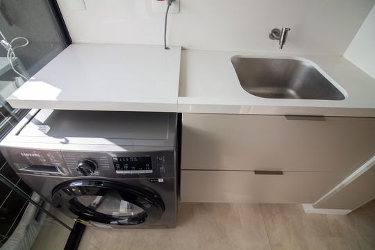 Apartamento mobiliado com 2 quartos e churrasqueira. Compra ideal com churrasqueira no condomínio. — Área de Serviço
