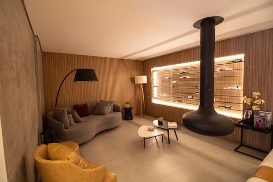 Apartamento mobiliado com 2 quartos e churrasqueira. Compra ideal com churrasqueira no condomínio. — v