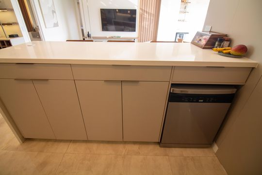 Apartamento mobiliado com 2 quartos e churrasqueira. Compra ideal com churrasqueira no condomínio. — Cozinha