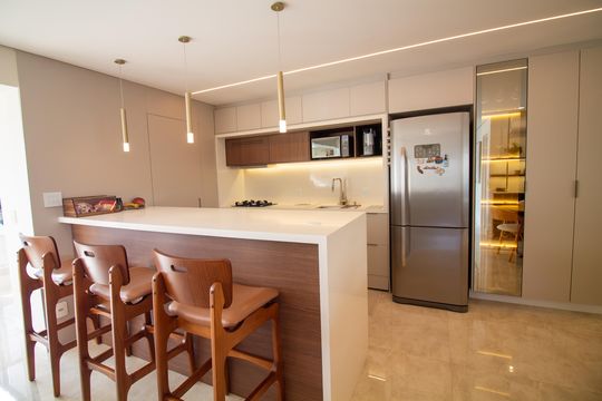 Apartamento mobiliado com 2 quartos e churrasqueira. Compra ideal com churrasqueira no condomínio. — Cozinha