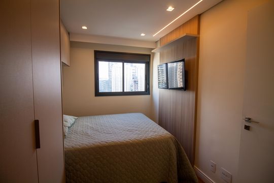 Apartamento mobiliado com 2 quartos e churrasqueira. Compra ideal com churrasqueira no condomínio. — Suíte 1