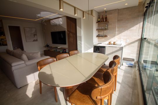 Apartamento mobiliado com 2 quartos e churrasqueira. Compra ideal com churrasqueira no condomínio. — Sala de Jantar