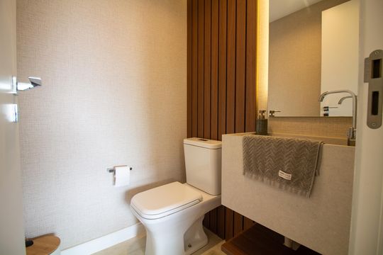 Apartamento mobiliado com 2 quartos e churrasqueira. Compra ideal com churrasqueira no condomínio. — Lavabo