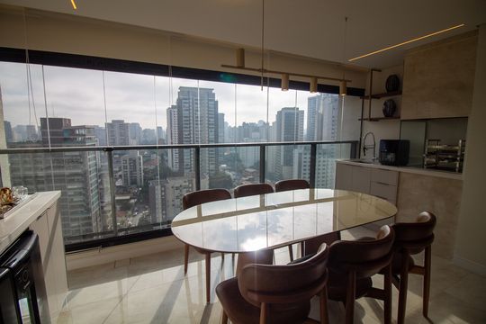 Apartamento mobiliado com 2 quartos e churrasqueira. Compra ideal com churrasqueira no condomínio. — Sala de Jantar