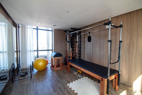 Apartamento mobiliado com 2 quartos e churrasqueira. Compra ideal com churrasqueira no condomínio. — Área comum - Pilates